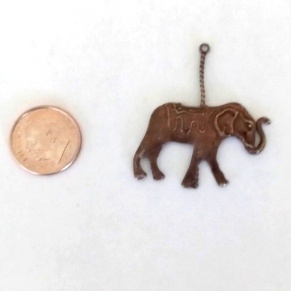 💞SALE!💞 Vintage Tiny Dainty Metal Circus Elephant Pendant / Charm. - Picture 2 of 3
